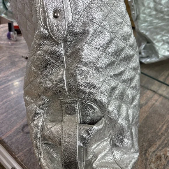 Brighton “My Flat in London” Queen Bee Leather Silver Quilted Tote I ❤️OFFERS!